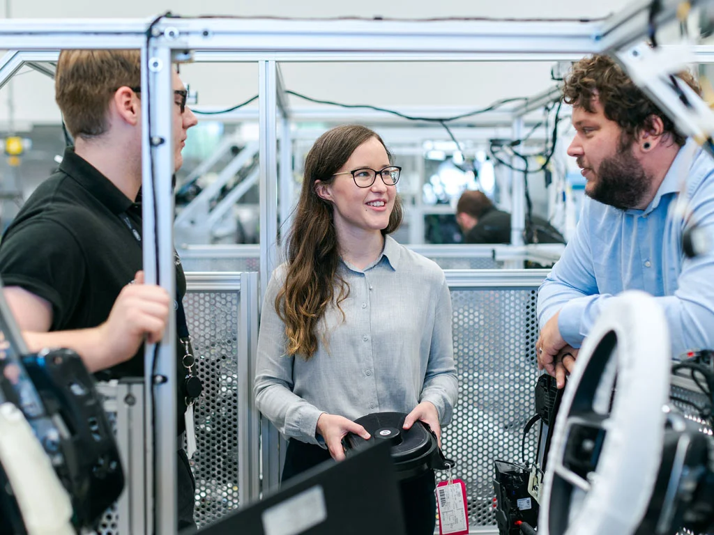 Ingenieurin erklärt ihren Kollegen den Zusammenbau